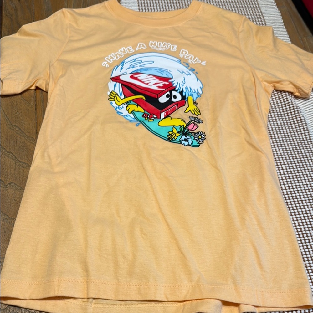 Nike Graphic Tee in Orange
